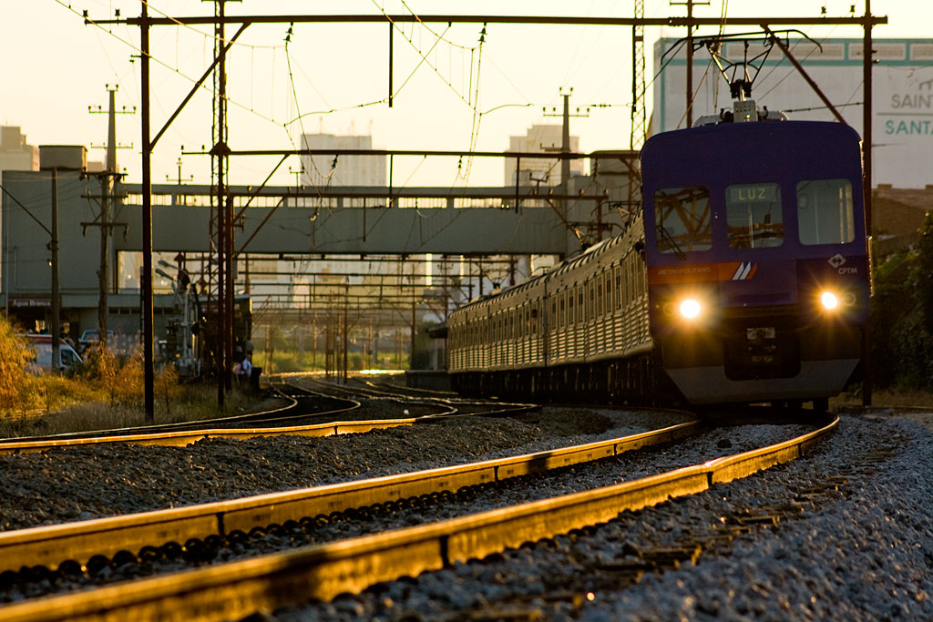 "trem" by Fernando Stankuns is licensed under CC BY-NC-SA 2.0